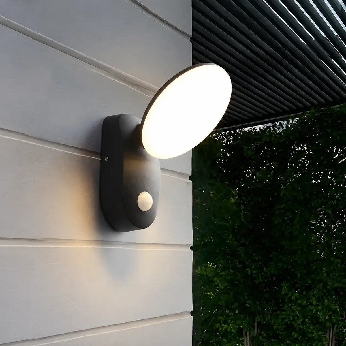 Applique murale extérieure orientable LED IP65 en aluminium avec détecteur de mouvement – GIRA | Lumylys